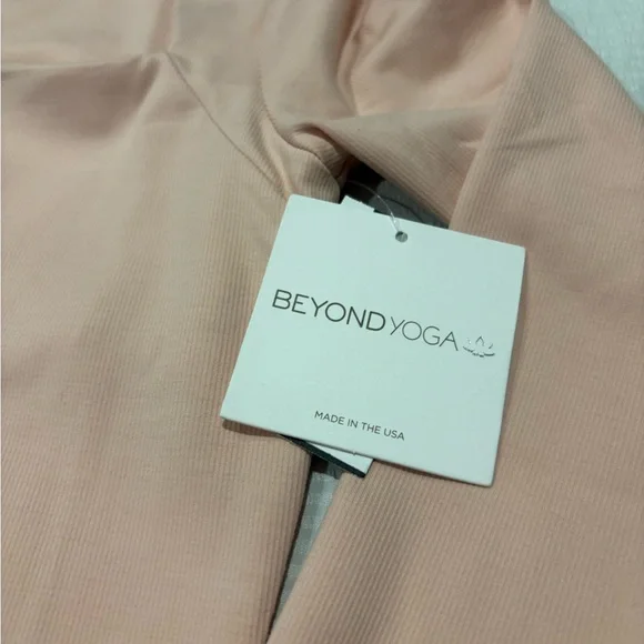 Beyond Yoga NWT Women's Pink Long Sleeve Cropped Top with built in bra - Picture 2 of 6